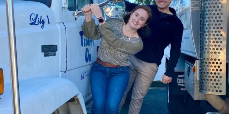 Trabalho na empresa da minha mãe ao lado da minha irmã. Trabalhar na com a família nem sempre é fácil, mas adoro a segurança no emprego.