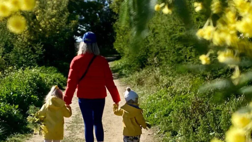Meu marido e eu decidimos nos mudar de Londres para a costa francesa. Adoramos criar filhos na França e ter acesso à natureza, mas sentimos falta da rede de apoio.