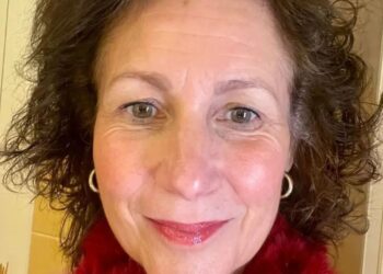 Ela se divorciou e se mudou para Paris aos 57 anos. Está feliz por ter se aposentado na Europa, mas a vida fora nem sempre é um conto de fadas.