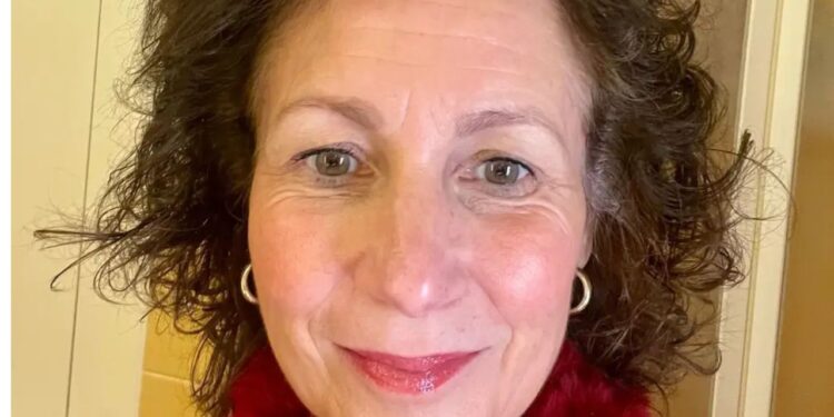 Ela se divorciou e se mudou para Paris aos 57 anos. Está feliz por ter se aposentado na Europa, mas a vida fora nem sempre é um conto de fadas.