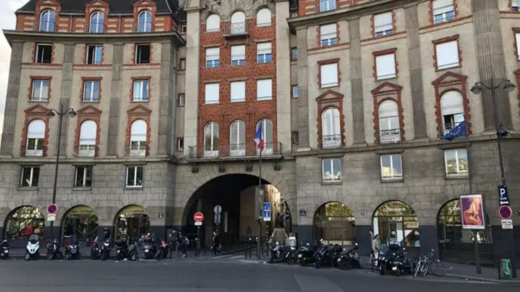 Ela se divorciou e se mudou para Paris aos 57 anos. Está feliz por ter se aposentado na Europa, mas a vida fora nem sempre é um conto de fadas.