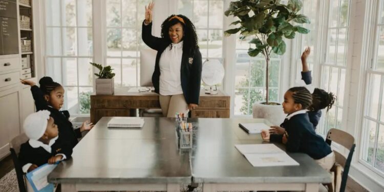 O marido foi para a NFL e ela largou tudo agora cuida de 6 filhos em casa e conta como funciona