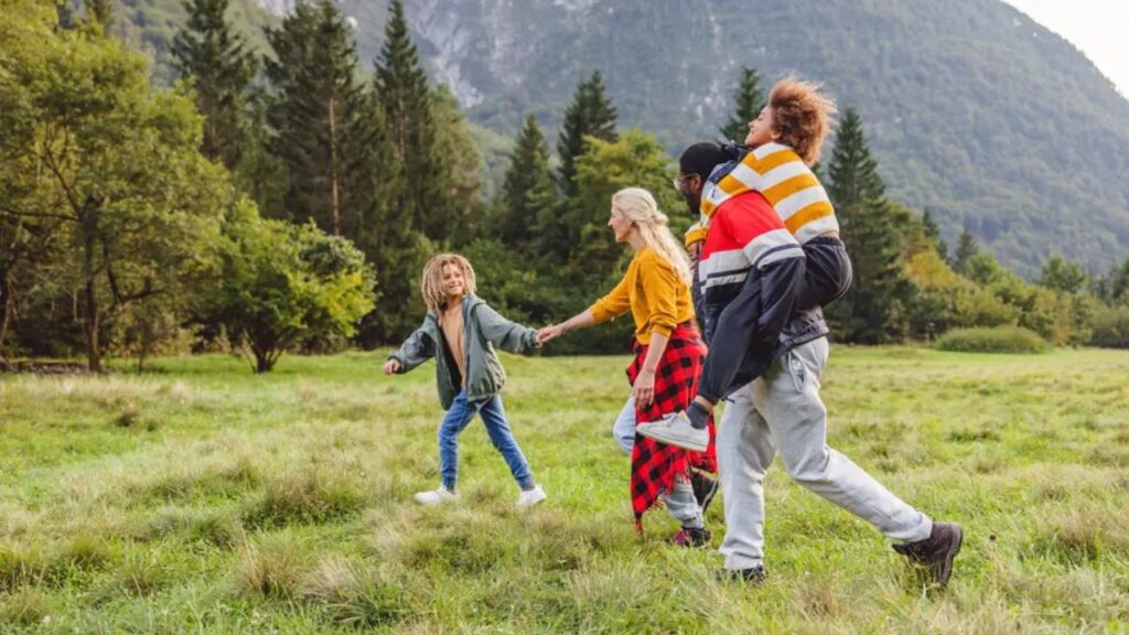 Minha família de 4 se mudou de uma cidade grande para uma cidadezinha nas montanhas. Amamos aqui, mas gostaríamos de morar mais perto dos avós dos meus filhos.
