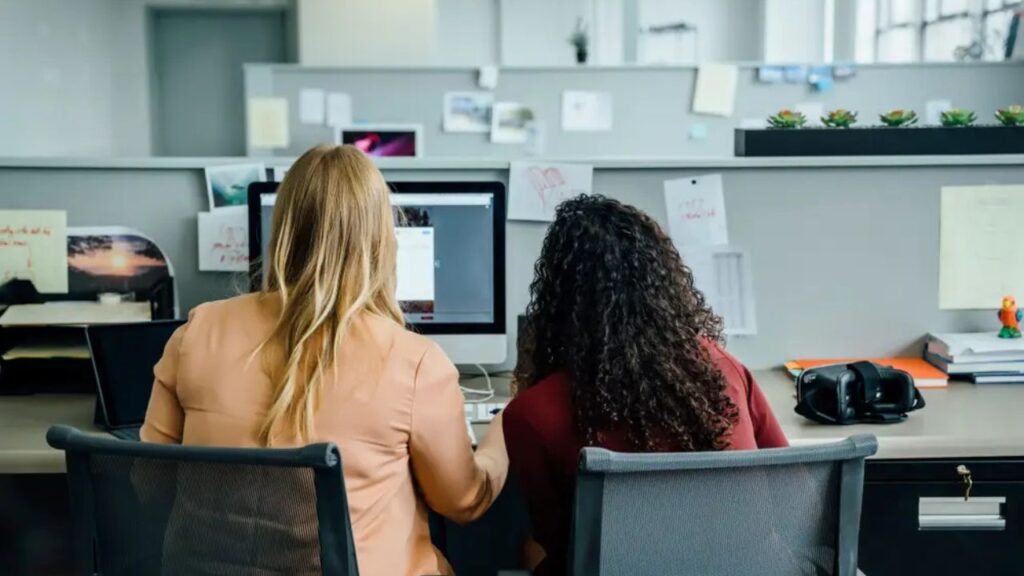 Ela ajudou a filha a conseguir emprego na mesma empresa, anos depois, o arrependimento bateu forte