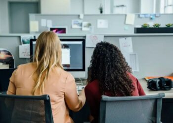 Ela ajudou a filha a conseguir emprego na mesma empresa, anos depois, o arrependimento bateu forte