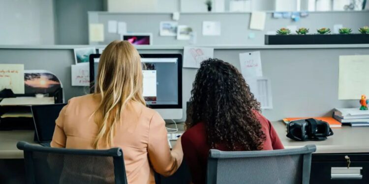 Ela ajudou a filha a conseguir emprego na mesma empresa, anos depois, o arrependimento bateu forte