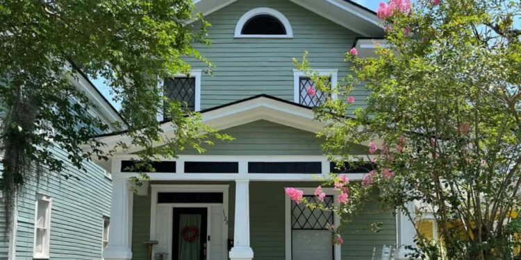 Pais estão comprando casas em cidades universitárias para os filhos morarem de graça. Às vezes, ainda lucram alto.