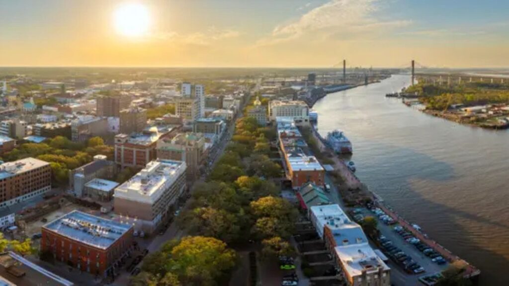 Pais estão comprando casas em cidades universitárias para os filhos morarem de graça. Às vezes, ainda lucram alto.