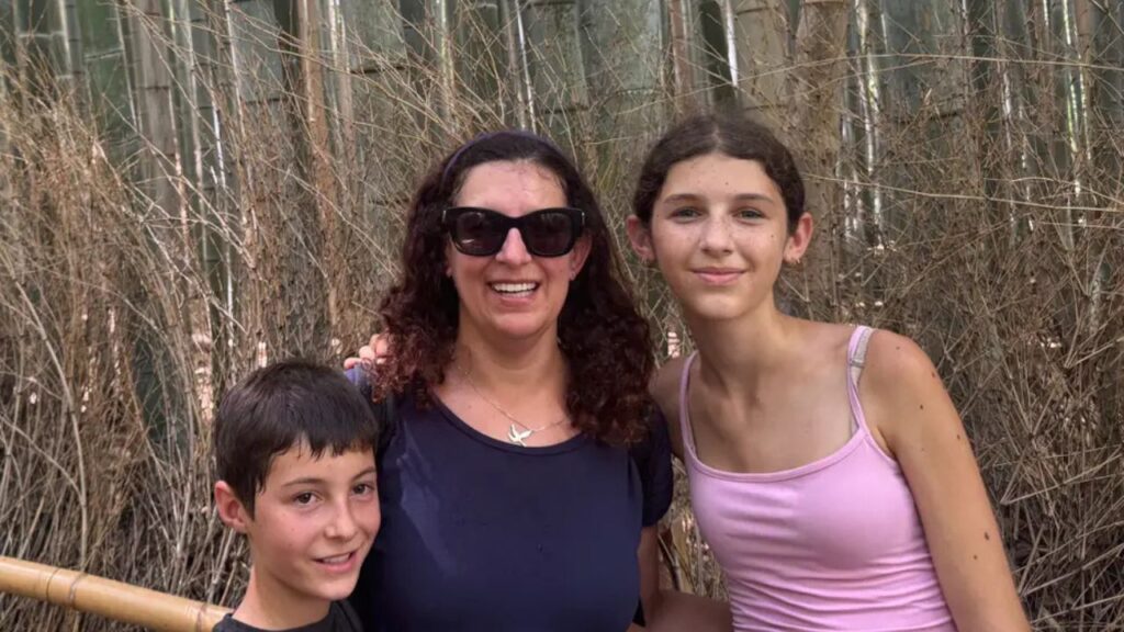 Gostaria que meus filhos fossem mais próximos da família. À medida que envelheço, me sentiria melhor sabendo que teriam com quem contar caso eu não esteja por perto.