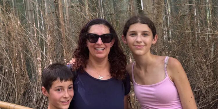 Gostaria que meus filhos fossem mais próximos da família. À medida que envelheço, me sentiria melhor sabendo que teriam com quem contar caso eu não esteja por perto.