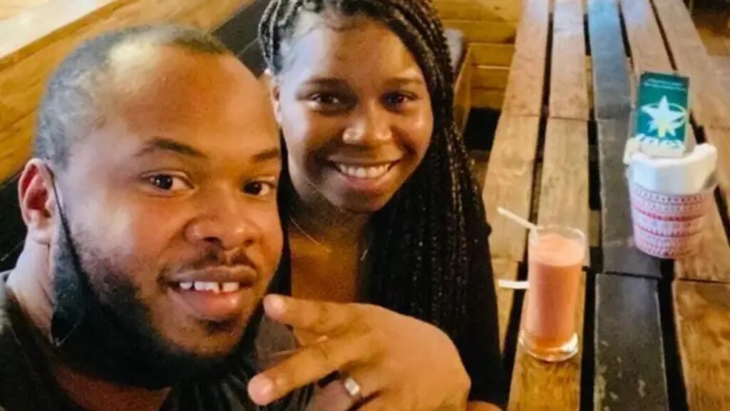 Minha família ficou preocupada quando casei com um homem que conheci online. Quatro anos depois, nosso casamento prova que nem todo mundo é catfish.