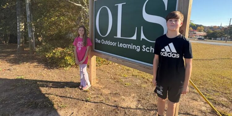 Meus filhos estudaram numa escola ao ar livre sem arte, música ou biblioteca. Adoraram, mas a adaptação à escola pública foi difícil.