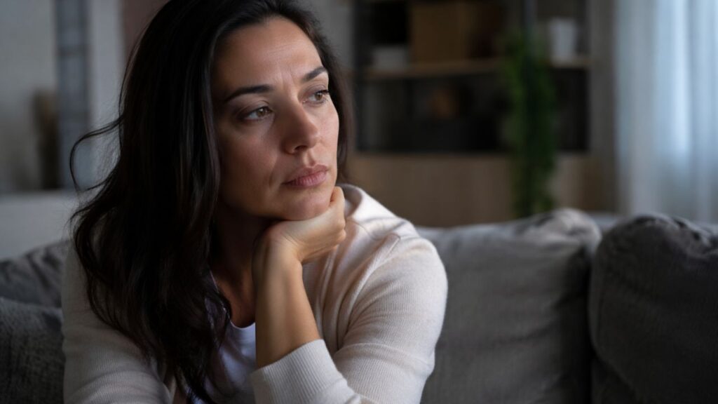 A psicologia explica por que se sentir descartável pode ser mais doloroso que envelhecer