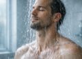 Banho frio melhora o humor? Estudo revela efeito imediato no cérebro