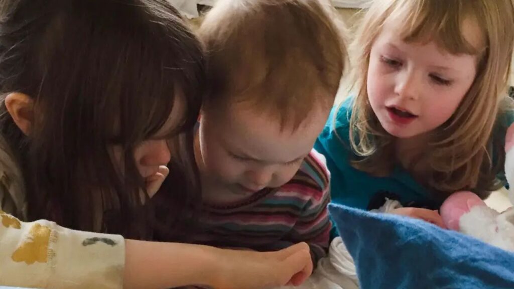 Brinco mais com meus filhos agora que são mais velhos do que quando eram bebês.