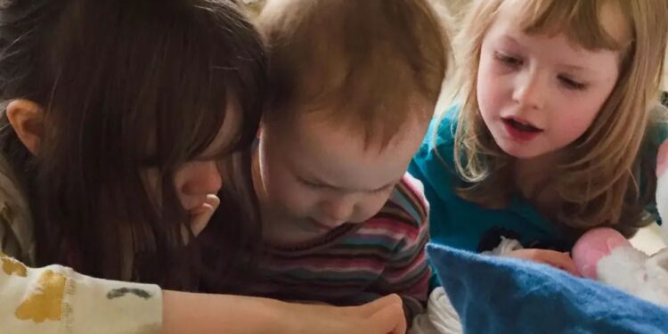 Brinco mais com meus filhos agora que são mais velhos do que quando eram bebês.