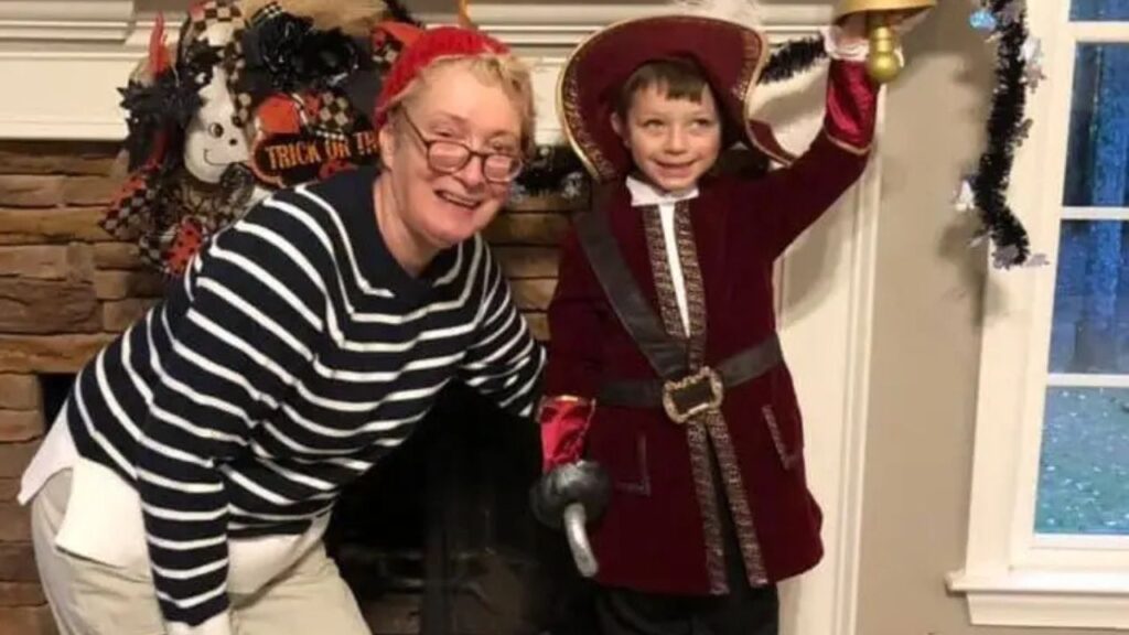 Minha mãe de 81 anos mora comigo e com meu filho pré-adolescente. Isso tornou meu filho mais empático.