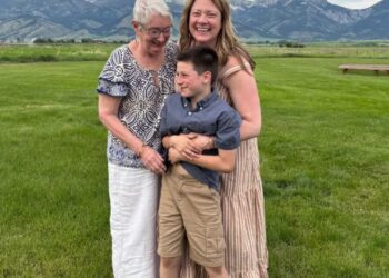 Minha mãe de 81 anos mora comigo e com meu filho pré-adolescente. Isso tornou meu filho mais empático.