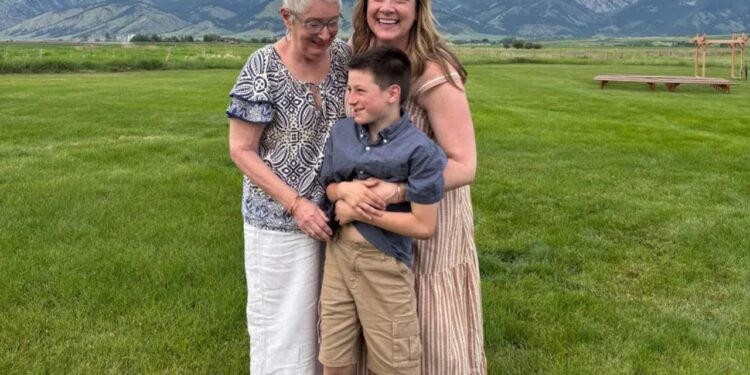 Minha mãe de 81 anos mora comigo e com meu filho pré-adolescente. Isso tornou meu filho mais empático.