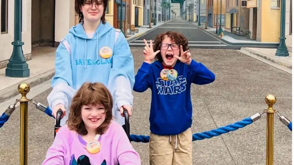 Como mãe solo, levei meus 3 filhos à Disneylândia sozinha. Foi exaustivo e minha viagem favorita de todas.