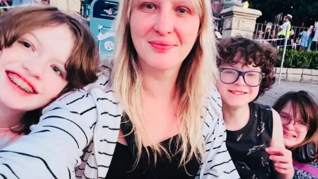 Como mãe solo, levei meus 3 filhos à Disneylândia sozinha. Foi exaustivo e minha viagem favorita de todas.