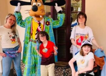 Como mãe solo, levei meus 3 filhos à Disneylândia sozinha. Foi exaustivo e minha viagem favorita de todas.