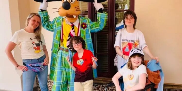 Como mãe solo, levei meus 3 filhos à Disneylândia sozinha. Foi exaustivo e minha viagem favorita de todas.