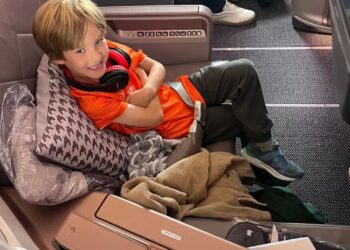 Minha família voou 13 horas na classe executiva da Singapore Airlines. Veja o que adoramos e o que decepcionou.