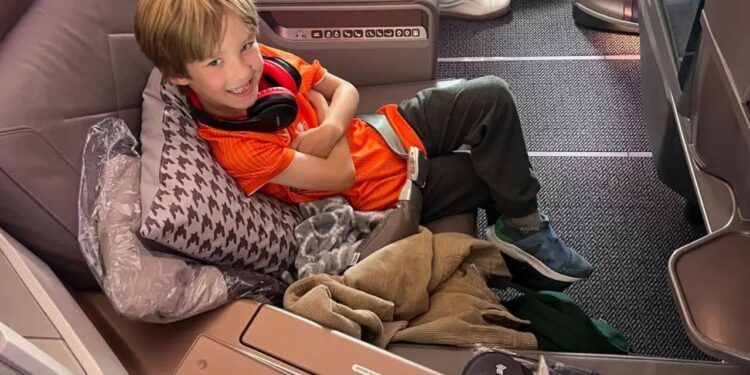 Minha família voou 13 horas na classe executiva da Singapore Airlines. Veja o que adoramos e o que decepcionou.