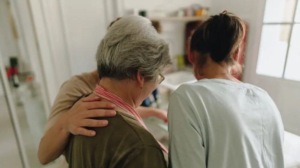 Meu parceiro e eu nos mudamos para a casa da minha mãe quando tive nosso bebê. Eu não teria sobrevivido sem a ajuda dela.