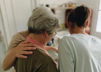 Meu parceiro e eu nos mudamos para a casa da minha mãe quando tive nosso bebê. Eu não teria sobrevivido sem a ajuda dela.