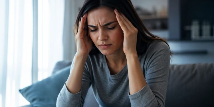 Quem sofre com enxaqueca crônica pode encontrar alívio com mudanças simples na rotina