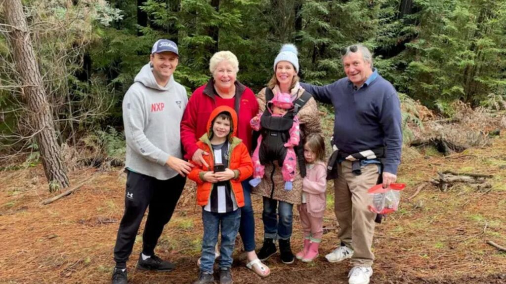 Minha família e eu estamos voltando para minha cidade natal para ficar mais perto dos meus pais. Vamos dar um ano para ver como funciona.