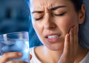 Garganta irritada e dentes sensíveis podem ser sinais de refluxo silencioso e problema digestivo oculto