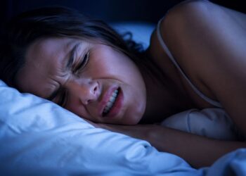 Acordar com dor na mandíbula pode ser alerta de um problema silencioso que muita gente ignora