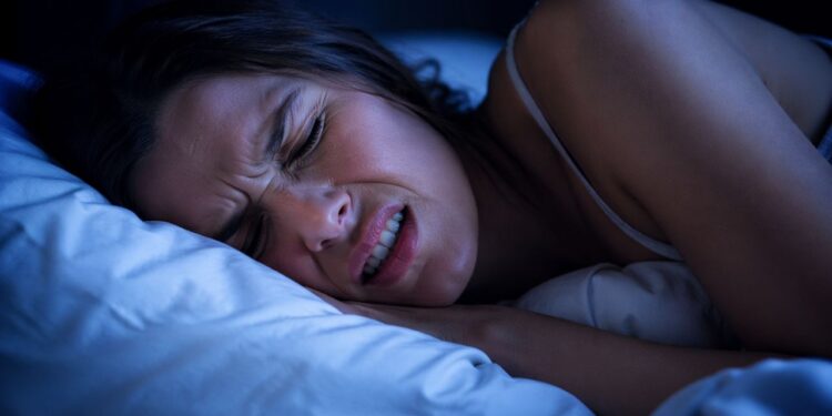 Acordar com dor na mandíbula pode ser alerta de um problema silencioso que muita gente ignora