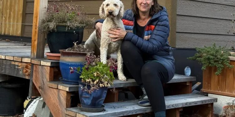 Esta mulher da Geração X vive quase sem custos em uma mini casa no quintal dos pais.