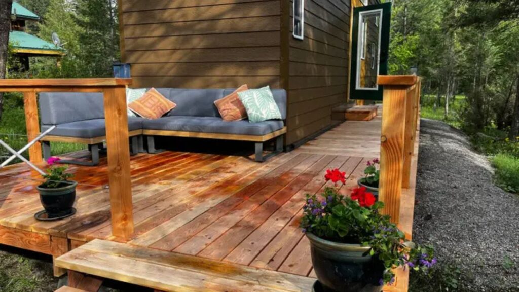 Esta mulher da Geração X vive quase sem custos em uma mini casa no quintal dos pais.