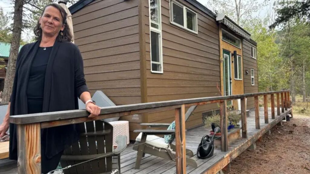 Esta mulher da Geração X vive quase sem custos em uma mini casa no quintal dos pais.