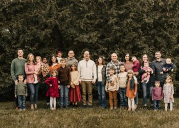 Tenho 61 anos e 16 netos. Em vez de diminuir, compramos uma casa de férias maior para finalmente fazer as viagens em família funcionarem.