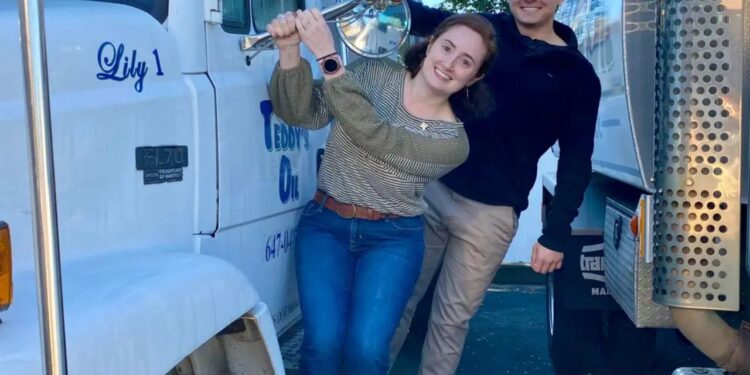 Trabalho na empresa da minha mãe junto com minha irmã. Trabalhar no negócio da família nem sempre é fácil, mas amo a estabilidade.