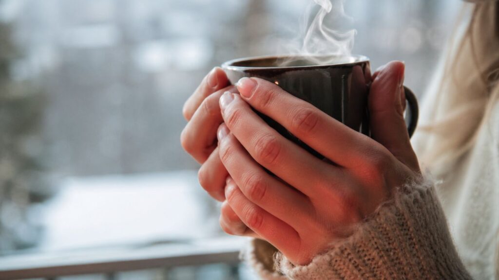 Dedos mudam de cor no frio? Entenda o que pode estar por trás desse sinal estranho