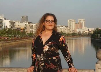 Me mudei para o exterior aos 40 para fugir da solidão. Não esperava como seria difícil voltar para casa.