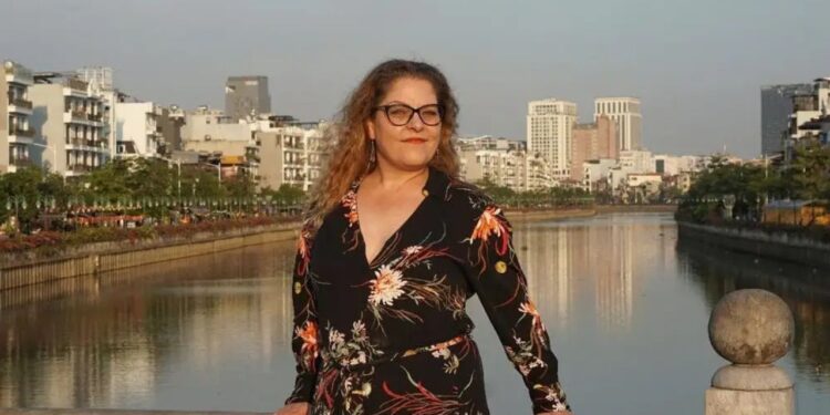 Me mudei para o exterior aos 40 para fugir da solidão. Não esperava como seria difícil voltar para casa.