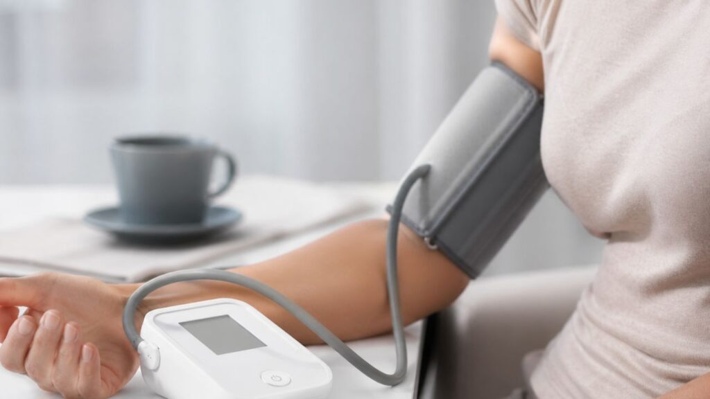 Antes de medir a pressão, evite isso por 30 minutos ou o resultado pode enganar