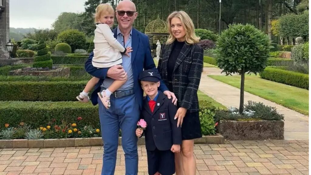 Bilionário revela como cria os filhos: voa de econômica e compra roupa em loja popular