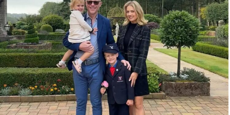 Bilionário revela como cria os filhos: voa de econômica e compra roupa em loja popular