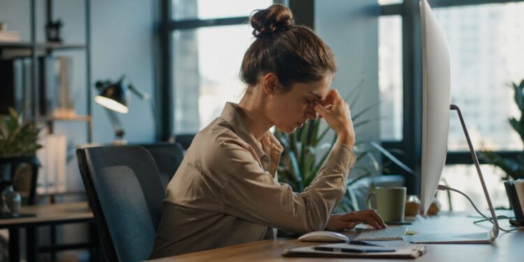 Ficar muito tempo sentado trabalhando faz mal? Veja quantas horas seguidas são saudáveis