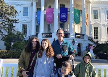 Meu marido e eu escolhemos morar em Washington, por causa das oportunidades de emprego. Eu gostaria que tivéssemos escolhido morar mais perto da família.