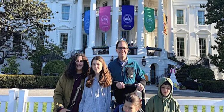 Meu marido e eu escolhemos morar em Washington, por causa das oportunidades de emprego. Eu gostaria que tivéssemos escolhido morar mais perto da família.